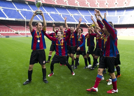 Alguns dels socis del Barça que han jugat avui al Camp Nou. Foto: Àlex Caparrós-FCB