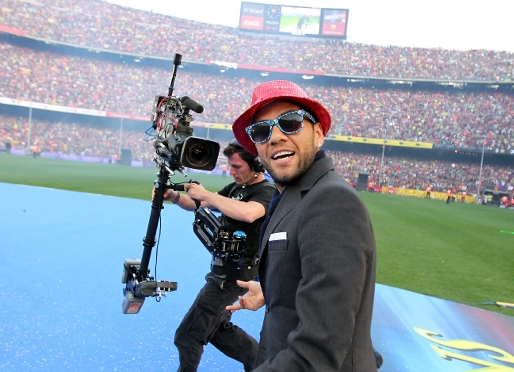Alves en un moment de la celebraci al Camp Nou. Foto: Miguel Ruiz - FCB.