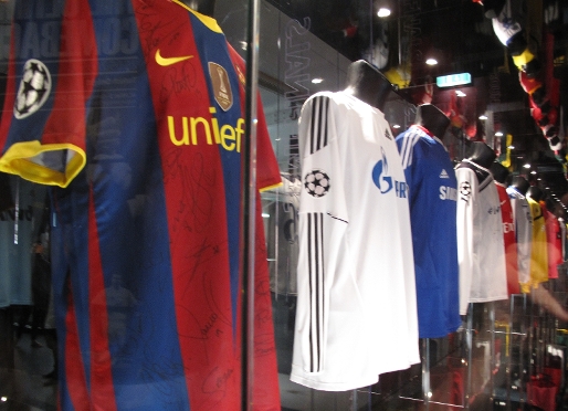 Algunes de les samarretes exposades al Museu dels Campions, a Londres. Foto: UEFA.com