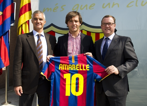 De izquierda a derecha, el directivo del FC Barcelona Javier Bordas, el jugador Ramiro Amarelle y el miembro de la Comisin de Futsal y Beach Soccer de FIFA. Fotos: lex Caparrs-FCB