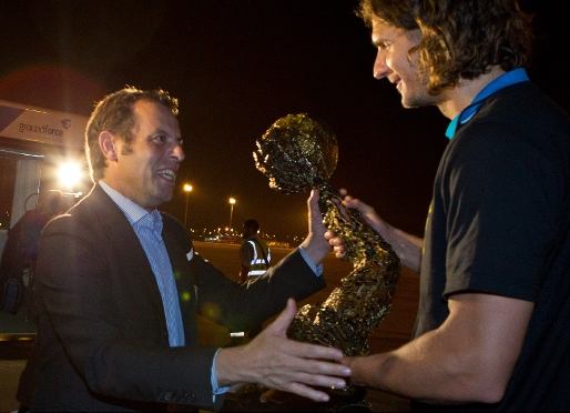 El presidente Sandro Rosell recibiendo de manos del capitán Laszlo Nagy el trofeo de campeones de Europa en el aeropuerto de El Prat. Foto: Germán Parga