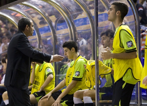 El tcnic Fran Torres parla amb els seus jugadors. (Fotos: Arxiu FCB)