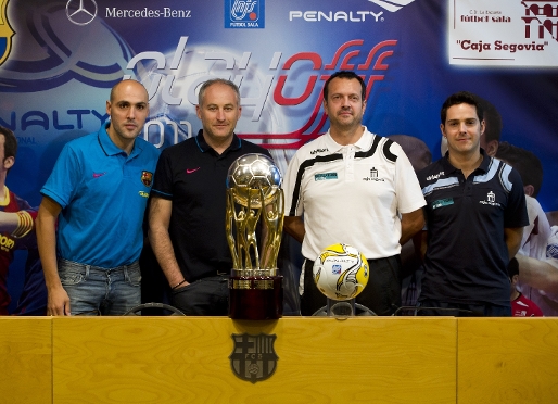 Los cuatro protagonistas de la final de la Liga, posando con el trofeo de campeón. Fotos: Àlex Caparrós - FCB.