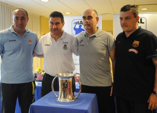Els quatre entrenadors amb la Copa per la qual lluiten, que cap tcnic ha volgut tocar (Fotos: Nuez / Asobal / FCB)