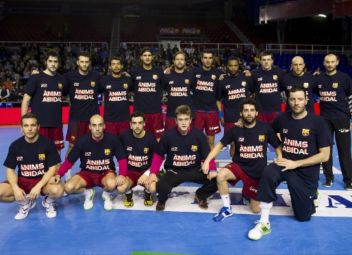 Los jugadores del Bara Borges con las camisetas de apoyo a Abidal. Foto: lex Caparrs - FCB.