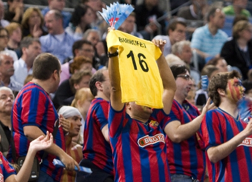 Aficionats blaugranes amb una samarreta amb el '16' de Barrufet: Foto Arxiu-FCB