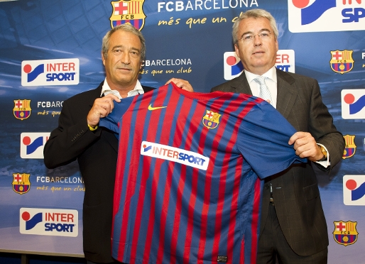 Ignasi Puig y Eduard Coll con la nueva camiseta del Bara Intersport. (Foto: lex Caparrs - FCB)