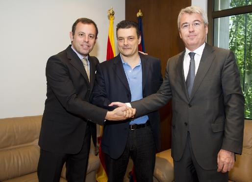 Pascual amb el president Sandro Rosell i el directiu de la secci, Eduard Coll. Foto:lex Caparrs-FCB