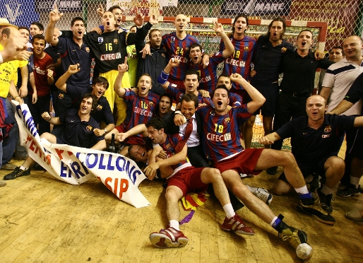 L'equip d'handbol celebra l'ltima lliga de la secci. (Foto: Sport)