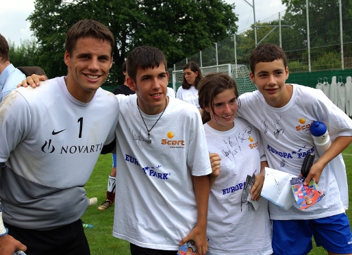Alguns dels participants del Campus amb Yann Sommer, el porter del FC Basel.