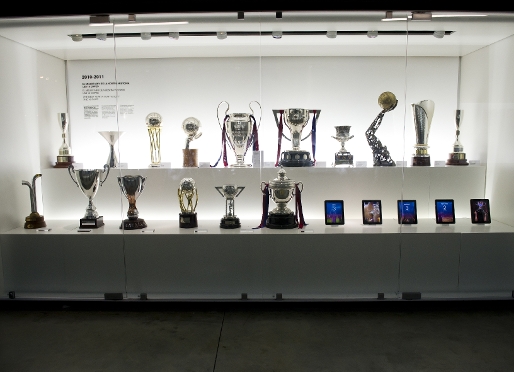 Les 16 copes del curs 2010/2011 al Museu del FC Barcelona. Foto: Alex Caparrós.