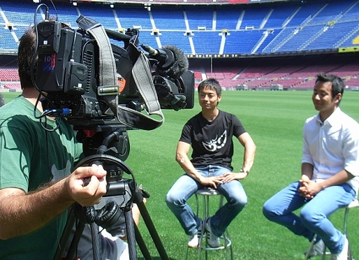 Aoyama i Yamamoto, durant l'entrevista de Dorna al Camp Nou. Foto: lex Caparrs / FCB