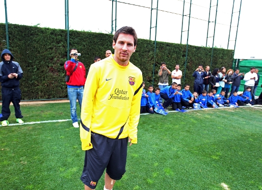 Leo Messi, con los niños de Jerusalem en el entrenamiento del pasado viernes. Foto: Miguel Ruiz-FCB