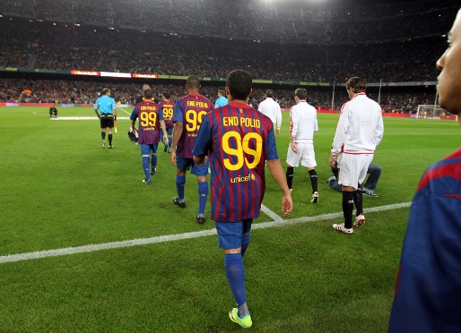 Los jugadores, saltando al campo. Foto: Miguel Ruiz (FCB).