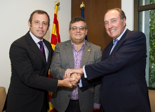 El president Sandro Rosell, el president del Fons Catal de Cooperaci, Teodoro Romero i el directiu responsable de la Fundaci, Ramon Pont. Foto: lex Caparrs (FCB).