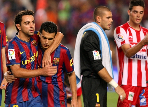 Xavi se abraza a Pedro despus de superar al Sporting en el debut de la temporada 2009/10. Foto: Archivo - FCB