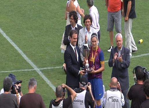 La capitana del Barça, Ani, recollint la Copa Catalunya