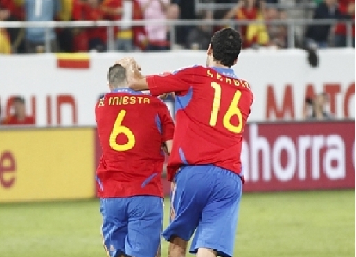 Iniesta celebra su gol con Sergio  Foto: www.rfef.com