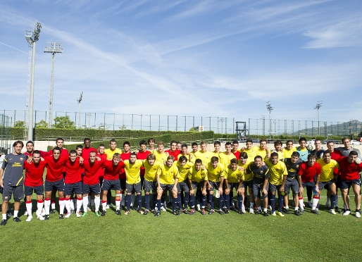 Els jugadors i tècnics del Barça B i l'Hospitalet fotografiant-se junts abans del partit. Foto: Àlex Caparrós
