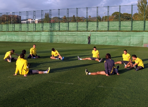 El equipo, calentando durante el entrenamiento de este jueves / FOTOS: MIGUEL RUIZ-FCB