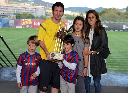 Leo Messi, junto a los hijos y la mujer de Aldo Rovira, tras recibir el premio como mejor jugador del Barça de la pasada temporada. Fotos: Miguel Ruiz - FCB