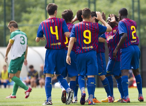 Els jugadors del Juvenil B han celebrat la victòria contra el Cornellà. Fotos: Àlex Caparrós/FCB
