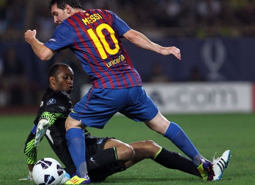 Messi retalla Helton a Mnaco per fer l'1-0 davant el Porto. Foto: Miguel Ruiz