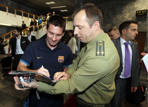 Messi, signant un autgraf a Minsk. Foto: Miguel Ruiz - FCB