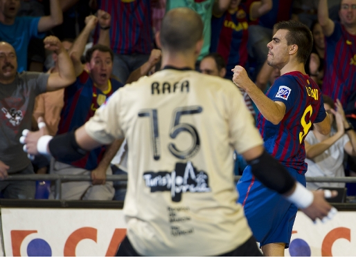 Sergio Lozano celebra un dels seus tres gols contra El Pozo. Fotos: lex Caparrs - FCB.