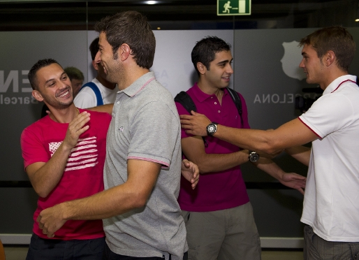 Saad, Jordi Torras, Cristian y el nuevo fichaje Gabriel se saludan en el primer da de pretemporada. Fotos: lex Caparrs - FCB.