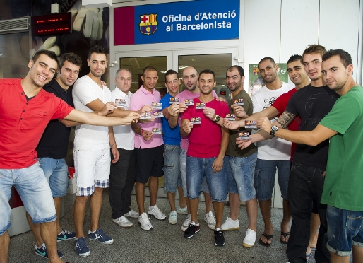 Els integrants del Barça Alusport, amb el seu carnet 'Amics del futbol sala'. Fotos: Àlex Caparrós - FCB.