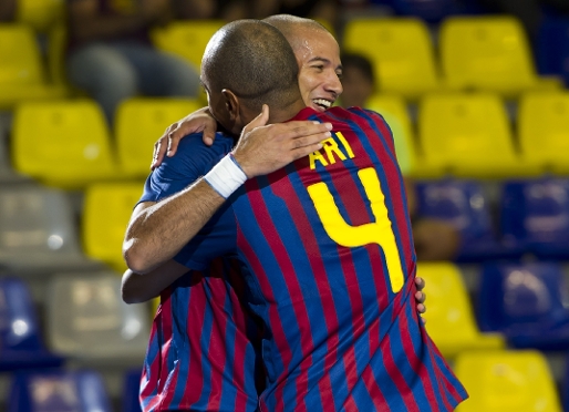 Ari Santos e Igor se abrazan para celebrar uno de los goles. Fotos: lex Caparrs - FCB.