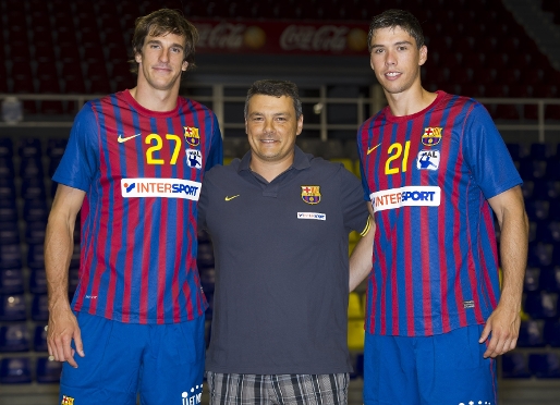 El tcnico Xavi Pascual, junto a las dos incorporaciones de la temporada, Viran Morros y Mikel Aguirrezabalaga. Foto: lex Caparrs - FCB.