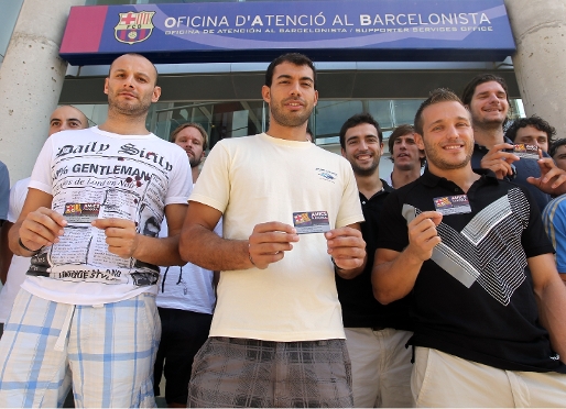 Els jugadors del Barça Intersport, amb el seu carnet 'Amic de l'handbol'. (Fotos: Miguel Ruiz - FCB)