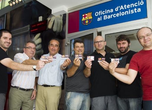 L'staff del Barça Intersport, amb el seu carnet d' 'Amics de l'handbol' Foto:Àlex Caparrós-FCB