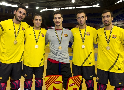Los azulgranas campeones del mundo, con la medalla de oro. (Foto: Àlex Caparrós - FCB)