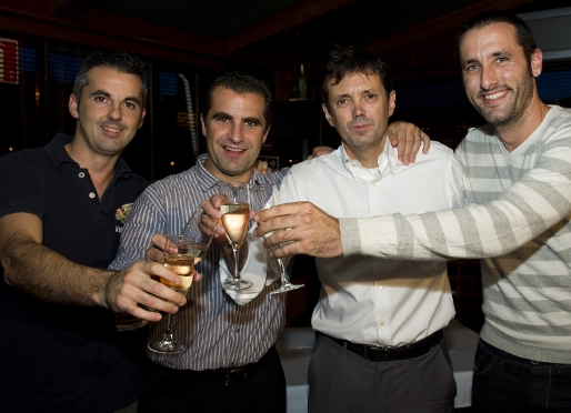 El directivo Ramon Cierco, el entrenador, Gaby Cairo, y los capitanes, Borregán y Egurrola, en el brindis (Foto: Àlex Caparrós - FCB)
