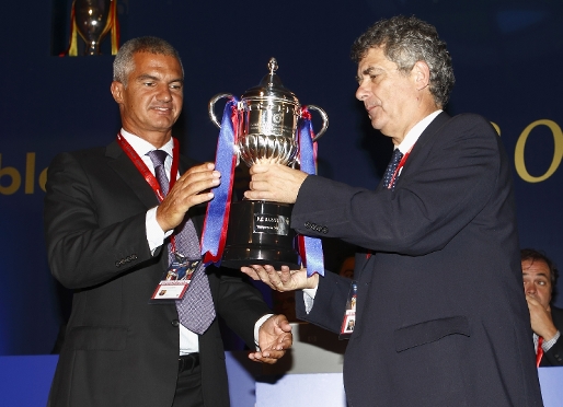 El directiu Javier Bordas ha recollit el trofeu al Joc Net. Foto: Carmelo Rubio