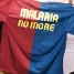 Carles Puyol, Josep Guardiola, Xavier Sala i Martn i Marta Seg, mostrant la samarreta amb el lema 