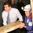 Laporta va ajudar a aixecar un dels tres troncs de fusta que servien per fixar les mines amb l’objectiu que els túnels no s’enfonsessin