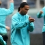Giovani (de espaldas), Ronaldinho y Henry se ejercitan.