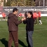 Guardiola y Maradona hablando mientras los jugadores se entrenan.