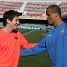 Rivaldo saluda a Messi en el entrenamiento que el primer equipo ha hecho en el Miniestadi.