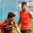 Leo Messi se lleva un baln, ante la presin de Piqu.