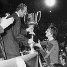 El Rei Joan Carles I entrega la Copa del Rei a Johan Cruyff. Era el 1978.