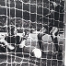 1971: Momento en el que Zabalza hace el tercer gol al Valencia, en una final que concluira con un 4-3 favorable al Bara.