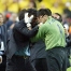 Valdés i Rijkaard, agafats després de la final de Champions contra l'Arsenal (2-1).