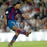 Ronaldinho, en el momento de impactar al baln en su primer gol en el Camp Nou, ante el Sevilla.