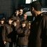 Guardiola saludant els joves jugadors de les FCB Escoles de l'Orient Mitj.