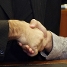 L'encaixada de mans entre el president i el jugador.